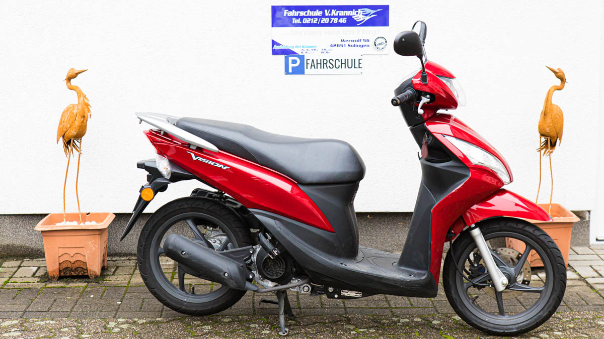 Fahrschule V. Krannich - Führerscheinklasse AM Kraftrad mit max 50 cm3 max. 45 km/h, roter Roller